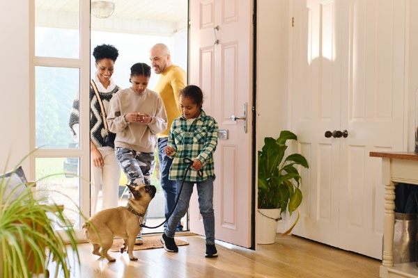 Famiglia che entra in casa insieme