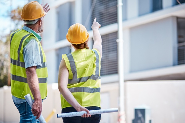 Operai che esaminano il cantiere